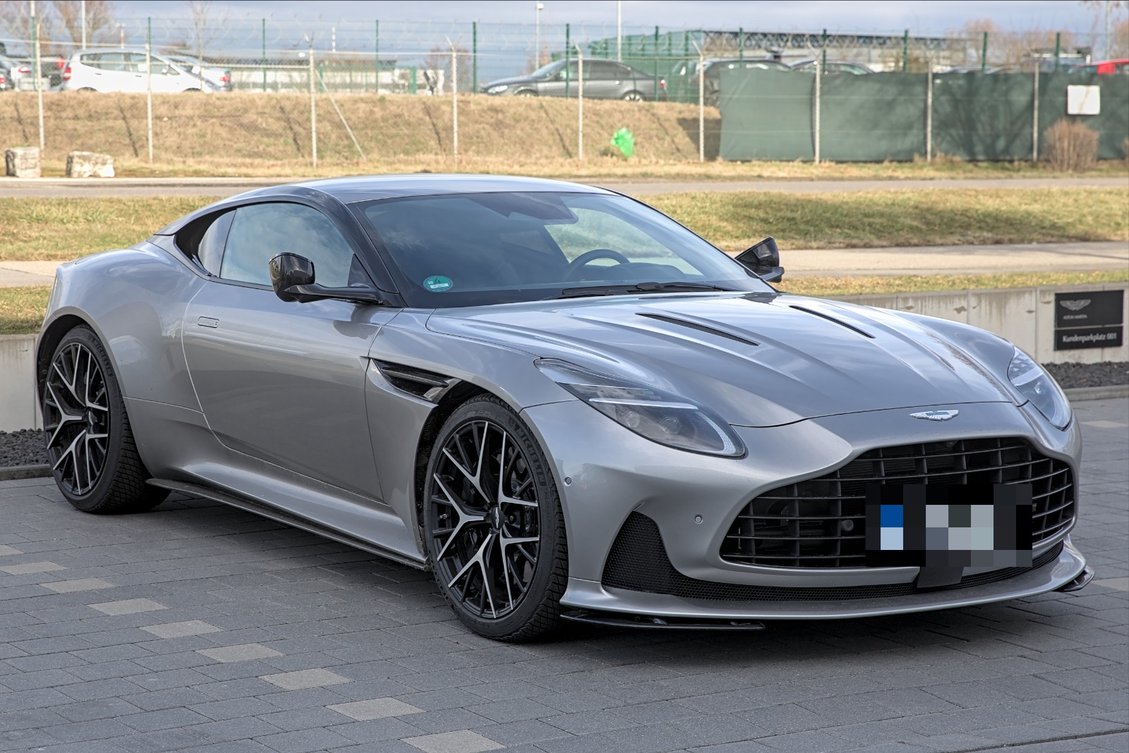 Aston Martin DB12